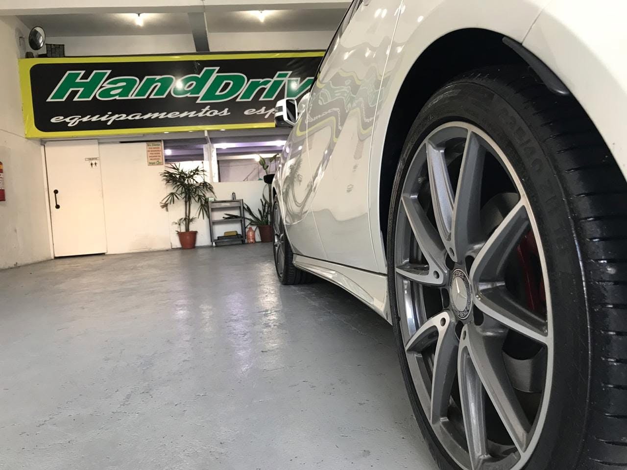 Equipe técnica da Hand Drive instalando adaptações veiculares em um carro